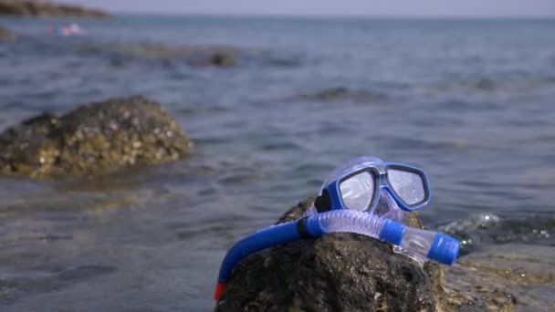 Maski i fajki na plaży w pobliżu morza 4k, zwolnionym tempie — Wideo stockowe