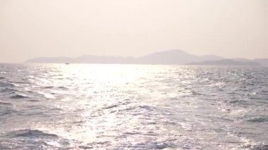 gemiden deniz görünümü. gemi adaya günbatımında yola çıkacak. 4k, bulanıklık