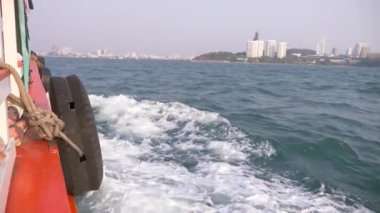gemiden deniz görünümü. gemi adaya günbatımında yola çıkacak. 4k, bulanıklık