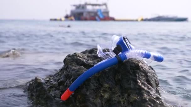 O mască și snorkel pe plaja din apropierea mării 4k, mișcare lentă — Videoclip de stoc
