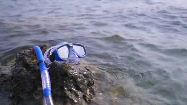 Bir maske ve şnorkel sahilde denizin 4 k, ağır çekim yakın: — Stok video