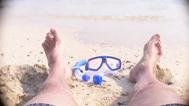 Una máscara y snorkel en la playa cerca del mar 4k, cámara lenta — Vídeo de stock