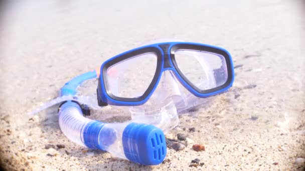 Een masker en snorkel op het strand in de buurt van de zee 4k, slow-motion — Stockvideo
