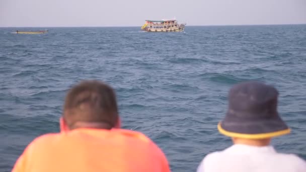 Επιβάτες σε ένα πλοίο πλέει προς το νησί. Κύματα στην ανοιχτή θάλασσα, αργή κίνηση, 4k — Αρχείο Βίντεο