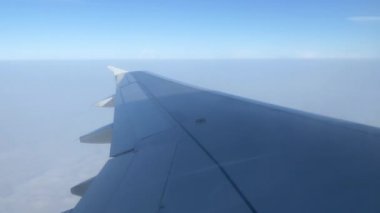 Uçağın kanat kanat. Deniz ve dağlar kalkış ve iniş sırasında uçaktan görünümünü. 4k