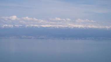 Deniz ve dağlar kalkış ve iniş sırasında uçaktan görünümünü. 4k