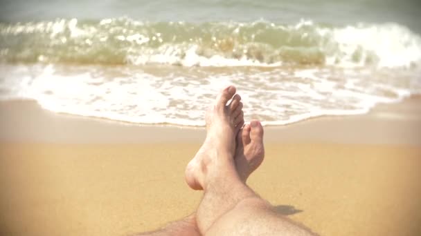 Mens legs on the beach on the background of a wave of 4k, slow motion — Stock Video