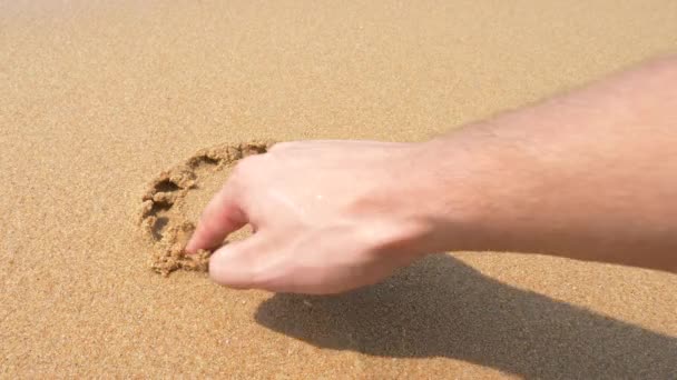 La vague marine efface les inscriptions écrites sur le sable. 4k, ralenti, vue du dessus. coeur peint — Video