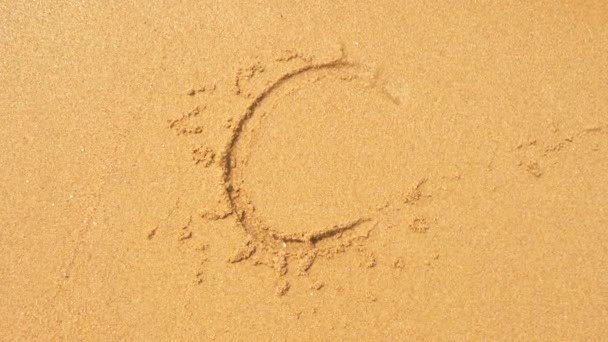 海の波は、砂に書いた銘刻文字を消去します。4 k、スローモーション、上面図、文字 c — ストック動画