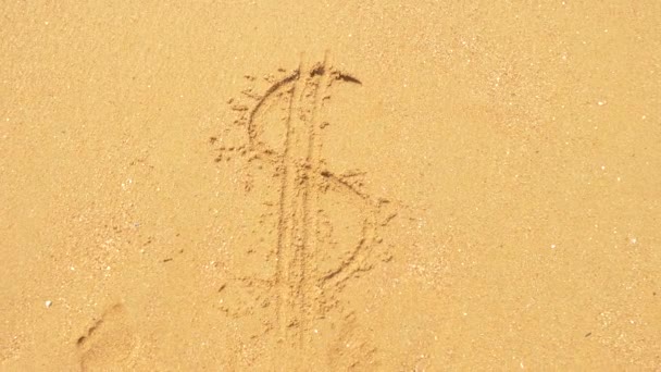 Mořská vlna maže nápisy napsané na písku. 4 k, pomalý pohyb, pohled shora, znak dolaru — Stock video
