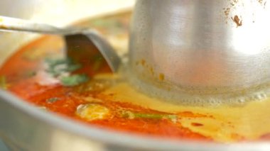 Tay çorbası Tom Yam, 4 k, yavaş pişirme
