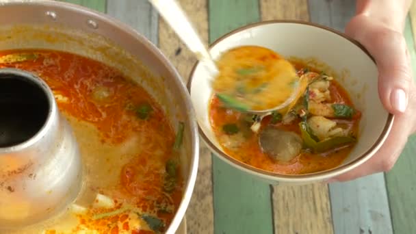 Приготовление тайского супа Tom Yam, 4k, Slow Motion — стоковое видео