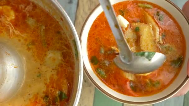 Cocinar sopa tailandesa Tom Yam, 4k, cámara lenta — Vídeos de Stock