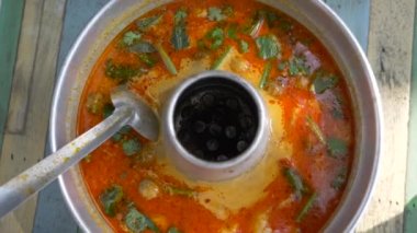 Tay çorbası Tom Yam, 4 k, yavaş pişirme