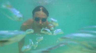 bir adam bir maske 4 k berrak bir deniz içine dalış