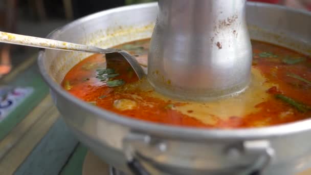 Cozinhar sopa tailandesa Tom Yam, 4k, câmera lenta — Vídeo de Stock