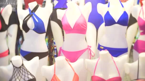 태국에 밤 시장에 판매를 위한 화려한 수영복. 4 k, — 비디오