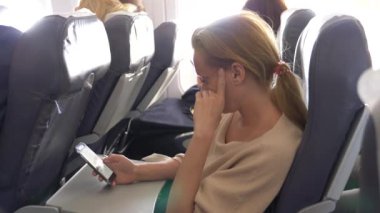 4 k, yakın çekim, erkek bir uçak bir Lombar karşı telefonu kullanın.