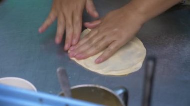 Muz krep Tayland, Rotee sokak gıda sıcak tavada kızarmış. 4k