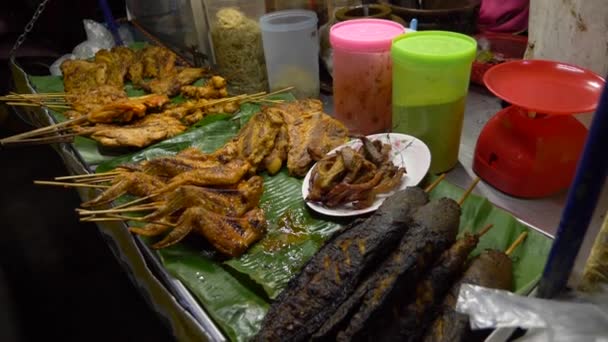 Comida callejera tailandesa. mercado nocturno en Tailandia, productos en los estantes. 4k — Vídeo de stock