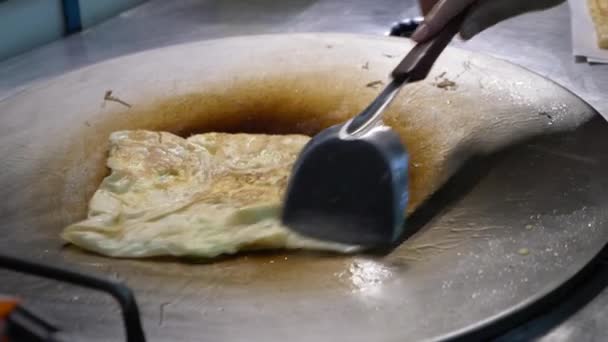 Banana fritta fritta in padella calda in Thailandia, Rotee di street food. 4k — Video Stock