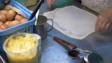 Muz krep Tayland, Rotee sokak gıda sıcak tavada kızarmış. 4k