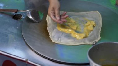 Muz krep Tayland, Rotee sokak gıda sıcak tavada kızarmış. 4k