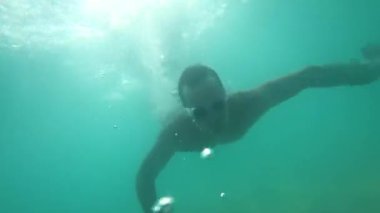 bir adam bir maske 4 k berrak bir deniz içine dalış