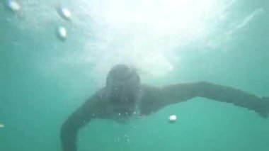 bir adam bir maske 4 k berrak bir deniz içine dalış