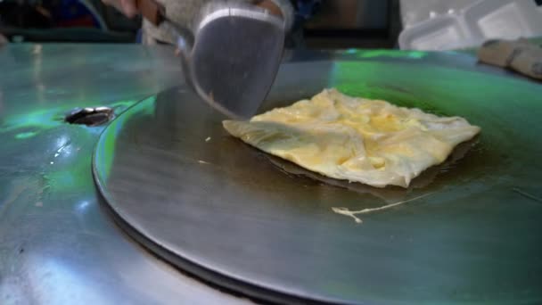 Банановый блинчик, жареный в горячей сковороде в Таиланде, Роти уличной еды. 4k — стоковое видео