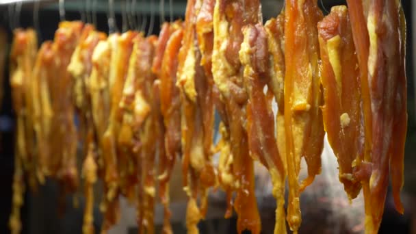Thai street food. éjszaka piacot Thaiföldön, termékek a polcokon. 4k — Stock videók