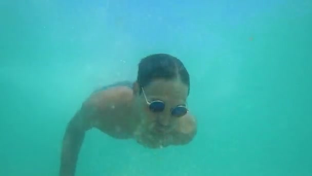 Чоловік занурюється в кришталево чисте море в масці 4k — стокове відео