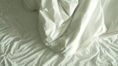 yukarıda, yatak görünümünde kadın bacaklar beyaz yatak, 4k