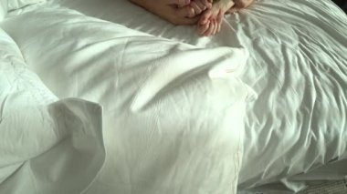 Elinde bir çift. Erkek ve kadın seks. 4k, üstten görünüm