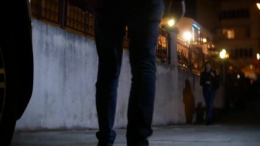 Erkek, bir kadını tehdit de çantasını, karanlık bir sokakta alır. Geceleyin