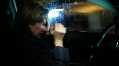 Kadın ceketi giyen araba ağlayarak oturur. gece ve yağmur, 4k, arka plan bulanıklık