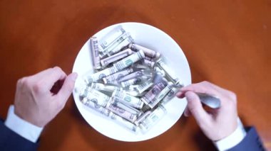 Eller bir işadamı ile chopsticks ve Doları alır. dolar yeme. 4k.