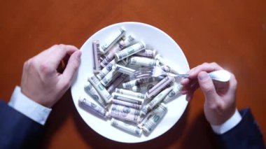 Eller bir işadamı ile chopsticks ve Doları alır. dolar yeme. 4k.