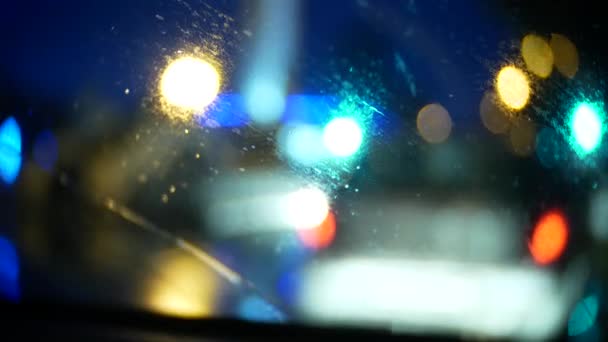 Toallitas de coche quitan la lluvia por la noche en la ciudad — Vídeos de Stock