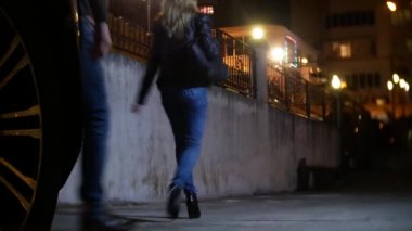 Erkek, bir kadını tehdit de çantasını, karanlık bir sokakta alır. Geceleyin