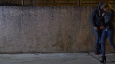 Erkek, bir kadını tehdit de çantasını, karanlık bir sokakta alır. Geceleyin