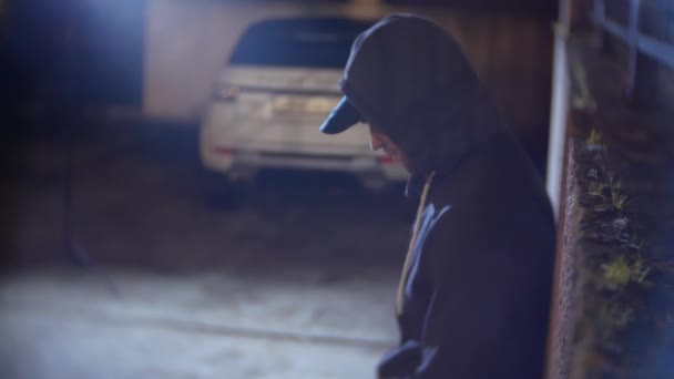 Een mannelijke Rover, dreigt een vrouw en haar tas, neemt in een donker steegje. 's nachts — Stockvideo