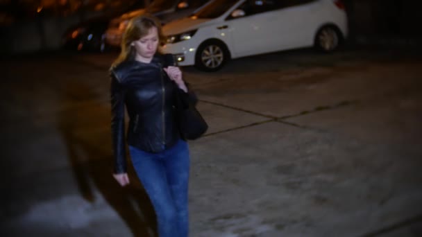 Un ladrón, amenaza a una mujer y toma su bolso, en un callejón oscuro. por la noche — Vídeos de Stock