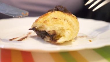 Bir el close-up. Sıcak bir içecek ve çörek ile bir restoranda bir kadın. bir sıcak kazak ve eşarp,