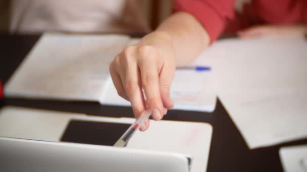 Mor och dotter som arbetar på en läxor tillsammans på en bärbar dator. online lärande, webbskolan. 4k. — Stockvideo