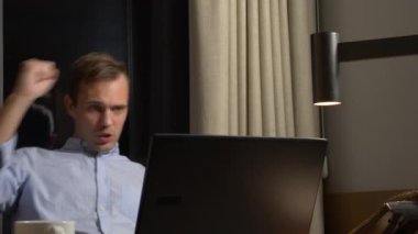 İşadamı bir dizüstü bilgisayar önünde gece ofiste kazanmak için dans yapıyor. 4k