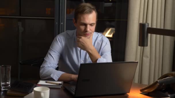Бізнес, перевтома, термін і концепція людей - людина, яка працює на ноутбуці вночі. 4k — стокове відео