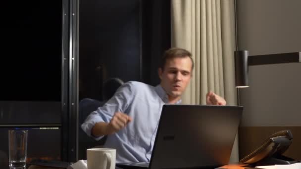 Empresário está dançando para ganhar no escritório à noite na frente de um laptop. 4k — Vídeo de Stock