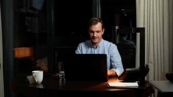 Business, överansträngning, tidsfristen och begreppet människor - en man som arbetar på en bärbar dator på natten. 4k — Stockvideo