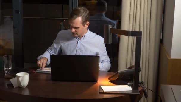 Affari, superlavoro, scadenza e concetto di persone un uomo che lavora su un computer portatile di notte. 4k — Video Stock